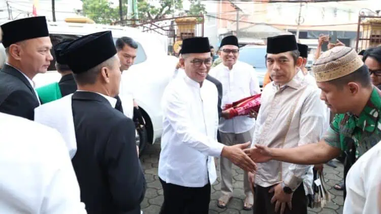 Tingkatkan Silaturahmi, Gubernur Andra Solat Iduladha Bareng Warga Kreo