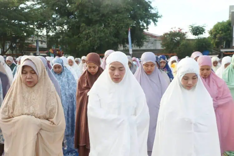 SOLAT IDULADHA - Bupati Serang Ratu Rachmatuzakiyah, melaksanakan Solat Iduladha 1447 Hijriyah, di Alun-alun Kecamatan Kramatwatu, Rabu (27/5/2026). (ISTIMEWA)