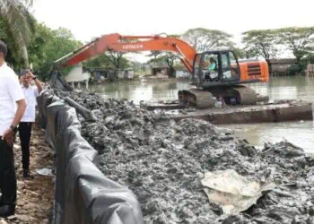 NORMALISASI SUNGAI : Kepala Dinas PUPR Banten Arlan Marzan, meninjau pelaksanaan normalisasi sungai di wilayah Kota Tangerang. (ISTIMEWA)