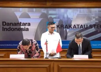MENYAKSIKAN PENANDATANGANAN : Gubernur Banten Andra Soni (tengah), menyaksikan penandatanganan MoU PT KS dengan investor asal Tiongkok. (ISTIMEWA)