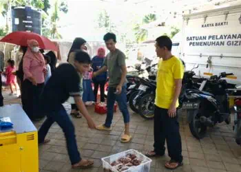 BERBAGI HEWAN KURBAN - Satuan Pelayanan Pemenuhan Gizi (SPPG) Karya Bakti, di Desa Pamarayan, Kecamatan Jiput, Kabupaten Pandeglang, berbagi hewan kurban kepada masyarakat sekitar, Kamis (28/5/2026). (ISTIMEWA)