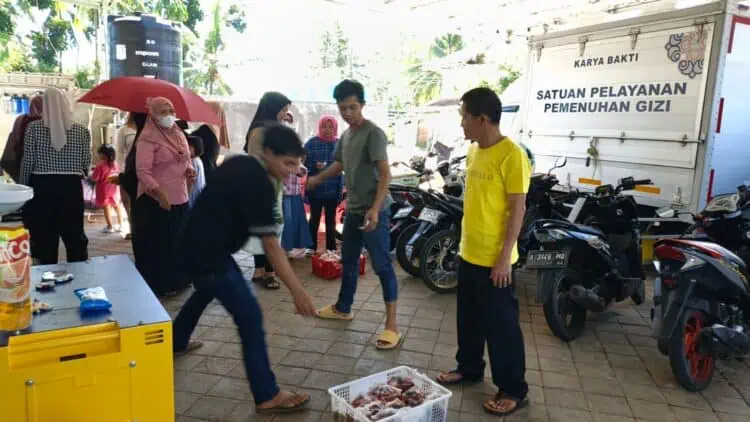 Peduli Sesama, Ratusan Warga Sekitar SPPG Karya Bakti Jiput Pandeglang Terima Daging Kurban