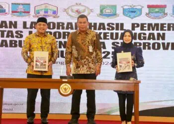 Bupati Serang Ratu Rahmatuzakiyah dan Ketua DPRD Kabupaten Pandeglang Bahrul Ulum, menerima LHP BPK RI. (ISTIMEWA)