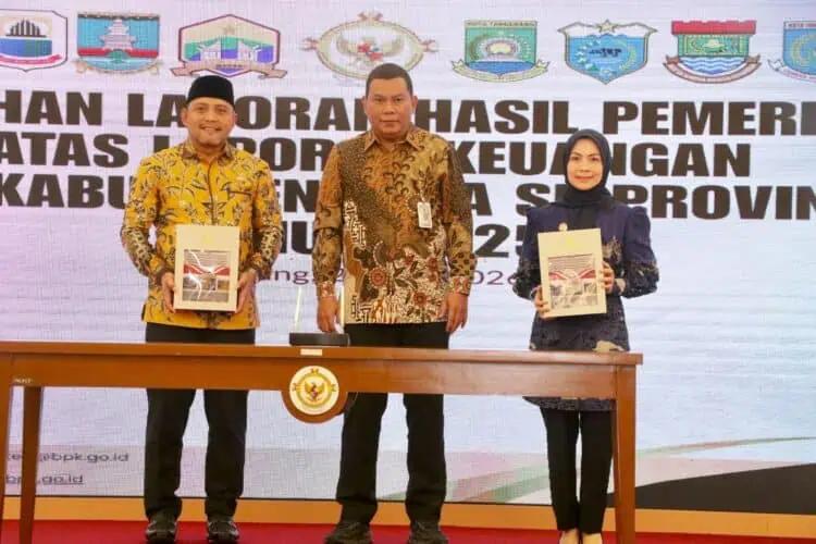 Bupati Serang Ratu Rahmatuzakiyah dan Ketua DPRD Kabupaten Pandeglang Bahrul Ulum, menerima LHP BPK RI. (ISTIMEWA)