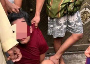 ​DIAMUK MASSA: Dua pelaku pencurian hewan ternak di Kampung Dampit, Desa Sindang Jaya, Kecamatan Sindang Jaya, saat diamankan petugas setelah babak belur dikeroyok masyarakat setempat akibat ketahuan mencuri seekor kambing, Selasa (26/5/2026). (ISTIMEWA)