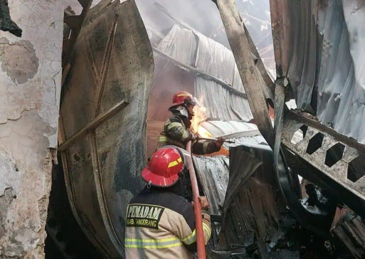 Berjibaku 9 Jam, BPBD Kabupaten Tangerang Berhasil Padamkan Kebakaran Pabrik Sosis