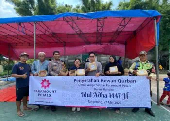 Ramah Lingkungan, Paramount Land Bagikan Daging Kurban Pakai Besek Bambu