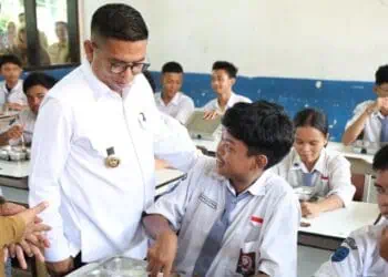 MENYAPA SISWA SMA : Gubernur Banten Andra Soni menyapa siswa SMA beberapa waktu lalu. Hingga saat ini, sistem pendidikan di Banten dinilai gagal. (ISTIMEWA)
