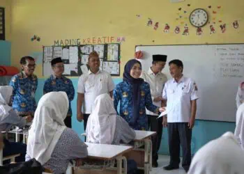 BERKUNJUNG - Bupati Serang Ratu Rahmatuzakiyah, berkunjung ke salah satu sekolah di Kabupaten Serang, beberapa waktu lalu. (ISTIMEWA)