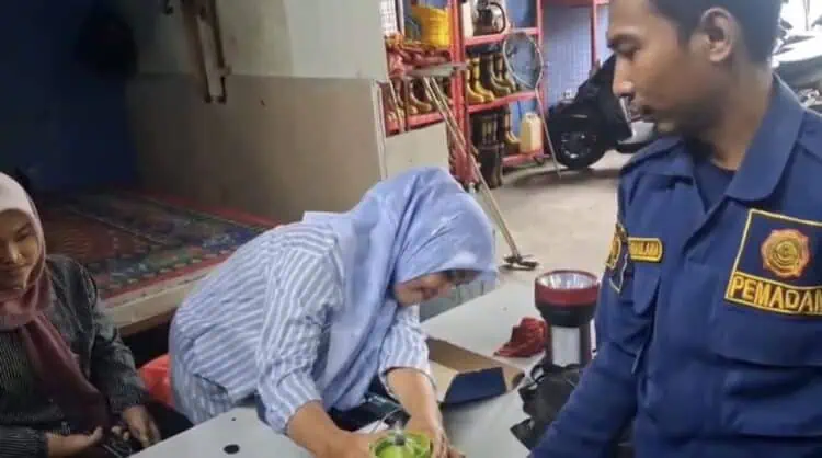 Blender Baru Rusak, Dua Emak-emak Datangi Pos Damkar Pinang Tangerang Minta Tolong