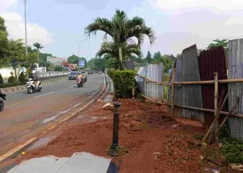 Gundukan Tanah Proyek di Jalan Raya Ciater Dikhawatirkan Sebabkan Longsor Susulan
