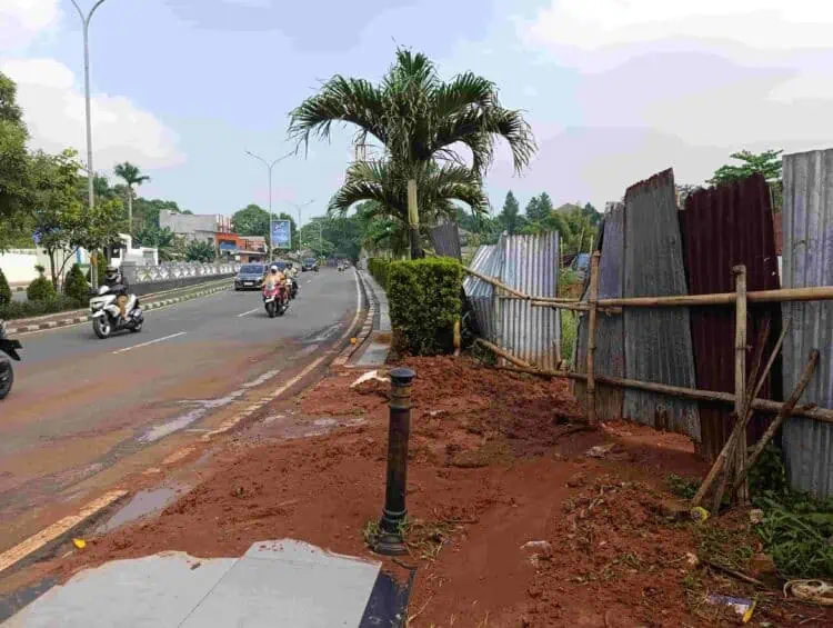 Gundukan Tanah Proyek di Jalan Raya Ciater Dikhawatirkan Sebabkan Longsor Susulan