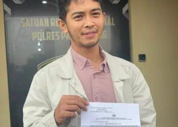 Anggota DPRD Kabupaten Pandeglang, Ahmad Farid Sukur, menunjukkan surat BAP laporannya ke Mapolres Pandeglang, Rabu (6/5/2026). (MARDIANA/SATELITNEWS.COM)
