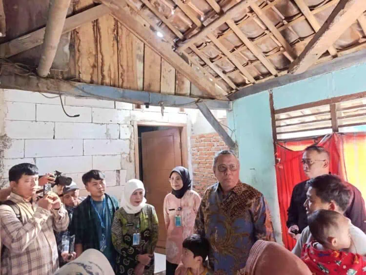 Bedah Rumah Tak Layak Huni di Serpong Utara, Wali Kota Benyamin: Saya Prihatin
