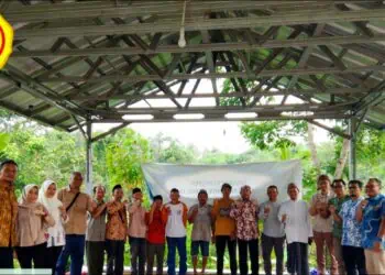 VISITASI - Rombongan Dinas Pertanian (Distan) Provinsi Banten, visitasi ke Laboratorium Pertanian Terpadu, yang digerakkan oleh para santri, guru, petani muda dan warga sekitar dibawah pengawalan entitas Manajemen Pesantren Model Pusat - Madeenah Indonesia, Bojong, Kabupaten Pandeglang. (ISTIMEWA)