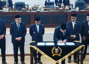PENANDATANGANAN : Pimpinan V BPK RI Bobby Adhityo Rizaldi menandatangani berita acara LHP BPK atas LKPD Provinsi Banten. (ADIB FAHRI/SATELITNEWS.COM)
