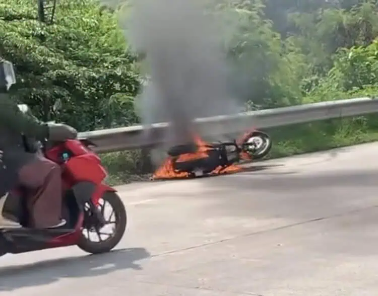 Diduga Selang Bensin Bocor, Motor Ludes Terbakar di Pintu Tol Rangkasbitung