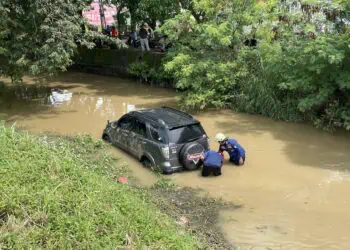 Nyetir Tapi Sibuk Nyari e-Toll, Mobil Dikendarai Perempuan Terjun ke Parit di Bandara Soetta
