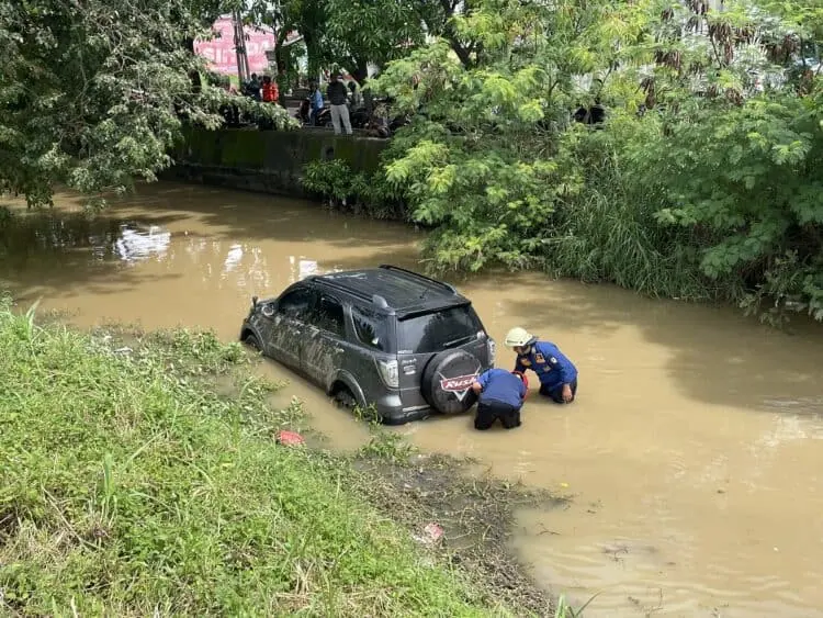 Nyetir Tapi Sibuk Nyari e-Toll, Mobil Dikendarai Perempuan Terjun ke Parit di Bandara Soetta