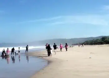 Libur Iduladha Wisata Pantai Lebak Diserbu Wisatawan