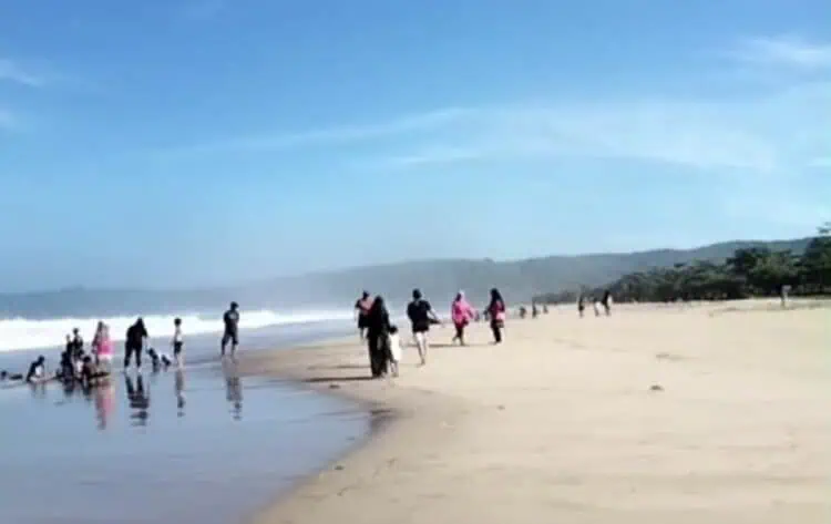 Libur Iduladha Wisata Pantai Lebak Diserbu Wisatawan