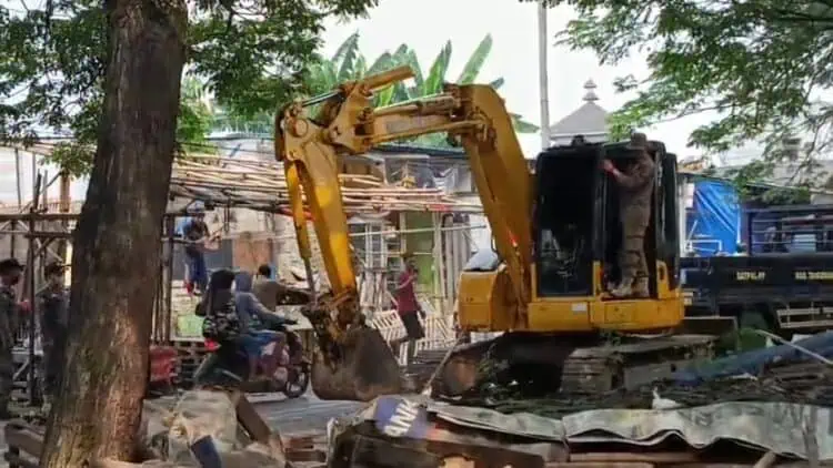 Ratusan Bangunan Liar di Jalan Raya Puri Jaya Dibongkar, Tak Ada Perlawanan