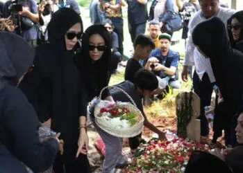 Usai Seluruh Anaknya Berkumpul, Ayah Bunga Zainal Tutup Usia