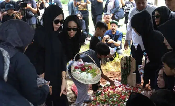 Usai Seluruh Anaknya Berkumpul, Ayah Bunga Zainal Tutup Usia