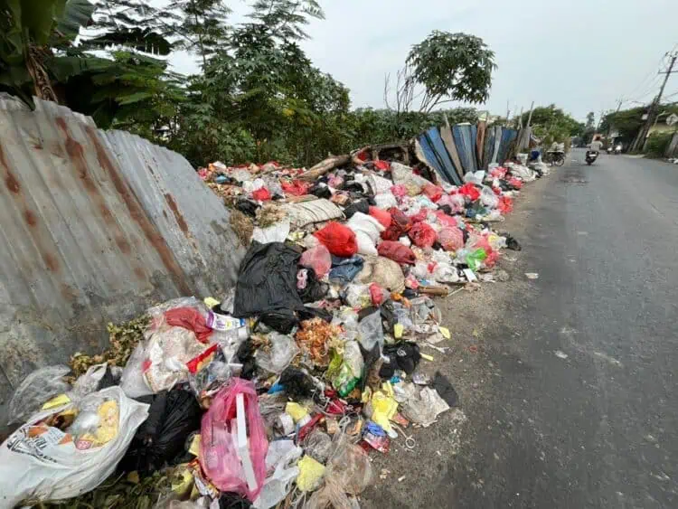 Sampah Liar Menumpuk di Jalan Rawa Kucing Neglasari