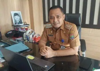 BERI KETERANGAN: Camat Curug Kabupaten Tangerang, Arif Rachman Hakim, saat memberikan keterangan kepada Satelit News, Senin (25/5/2026). (ADITYA/SATELIT NEWS)