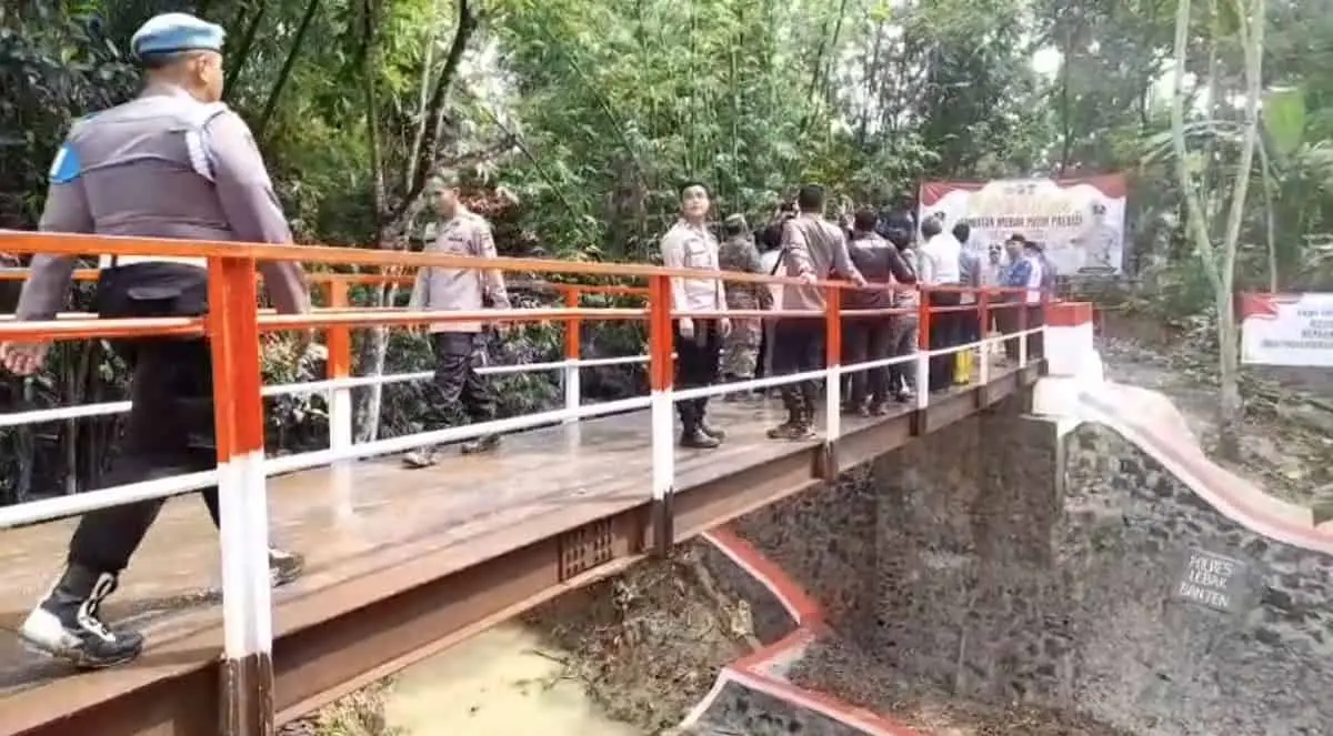 Kapolda Banten Tanam 1.000 Pohon dan Resmikan Jembatan Presisi di Lebak