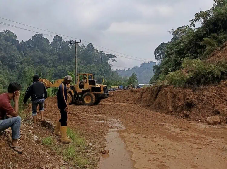 Longsor Tebing Tutup Jalur Citorek-Ciparay Lebak