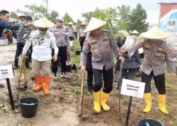 Kapolda Banten Tanam 1.000 Pohon dan Resmikan Jembatan Presisi di Lebak