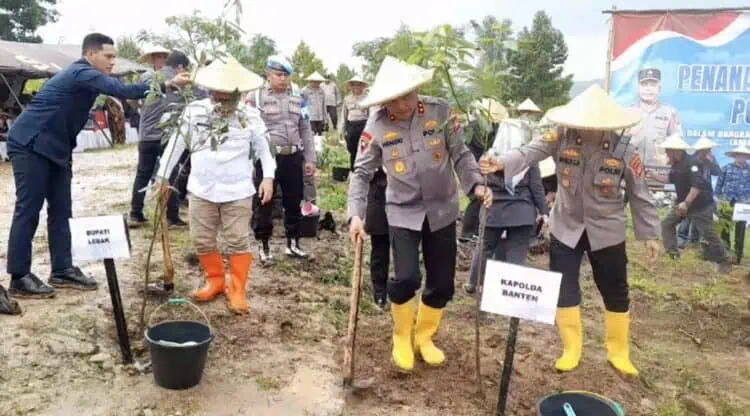 Kapolda Banten Tanam 1.000 Pohon dan Resmikan Jembatan Presisi di Lebak
