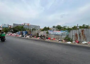 Sampah Menumpuk di Jalan Rawa Kucing, Ini Respons Camat Neglasari