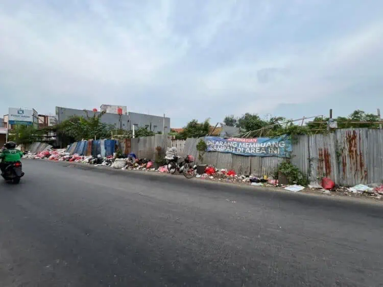 Sampah Menumpuk di Jalan Rawa Kucing, Ini Respons Camat Neglasari