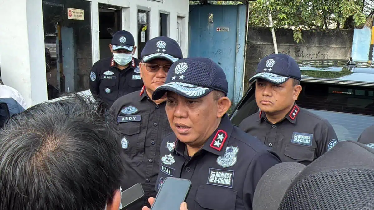 Menteri LH Tugaskan Deputi Gakkum Segel Pabrik Pemanfaatan Oli Bekas Ilegal di Panongan Tangerang Menteri LH Tugaskan Deputi Gakkum Segel Pabrik Pemanfaatan Oli Bekas Ilegal di Panongan Tangerang
