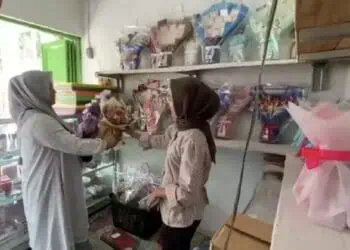 Raup Cuan dari Buket Wisuda Kelulusan, Warga Lebak Kantongi Jutaan Rupiah