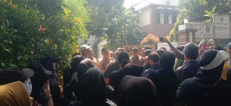 Pemilihan Ketua RW 01 Cikokol Masih Berpolemik, Warga Demo ke Kelurahan