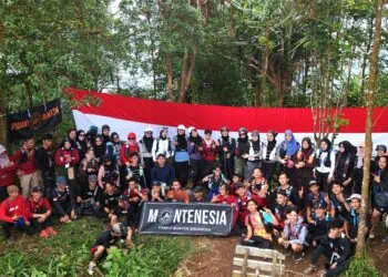 BENTANGKAN BENDERA RAKSASA - Komunitas Pendaki Banten, bentangkan bendera Merah Putih sepanjang 10 meter, di Puncak Gunung Prakasak, Kecamatan Mandalawangi, Kabupaten Pandeglang. Hal itu dilakukan, dalam rangka memperingati Hari Lahir Pancasila. (ISTIMEWA)