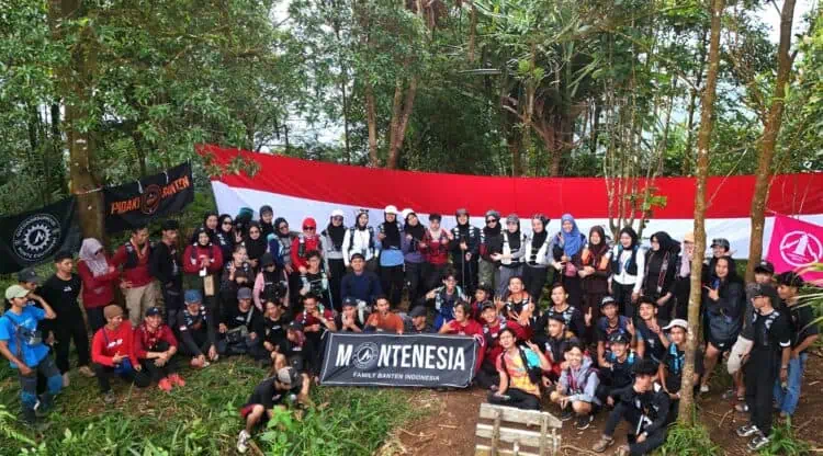 Hari Lahir Pancasila, Komunitas Pendaki Banten Bentangkan Bendera Raksasa Di Gunung Parakasak