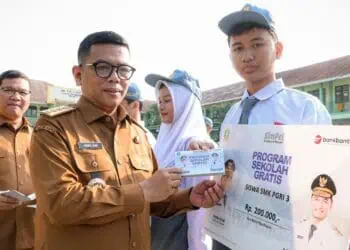 MEMBERIKAN HADIAH : Gubernur Banten Andra Soni memberikan hadiah kepada siswa SMA Swasta terkait program sekolah gratis beberapa waktu lalu. (ISTIMEWA)