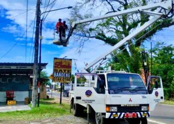 LAMPU PJU - Petugas Dishub Kabupaten Serang, melakukan pemeliharaan dan pemasangan baru lampu PJU, belum lama ini. (ISTIMEWA)