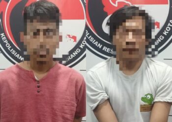 DIAMANKAN - Dua pelaku pengedar dan pengguna narkoba jenis sabu, diamankan ke Mapolresta Serang Kota. (ISTIMEWA)