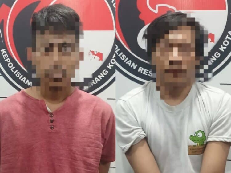 DIAMANKAN - Dua pelaku pengedar dan pengguna narkoba jenis sabu, diamankan ke Mapolresta Serang Kota. (ISTIMEWA)