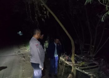 Detik-detik Warga Kemiri Gerebek Gubuk Obat Keras, Terduga Pengedar Kabur Cemplung Kali!