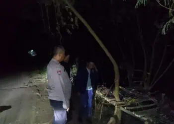 Detik-detik Warga Kemiri Gerebek Gubuk Obat Keras, Terduga Pengedar Kabur Cemplung Kali!