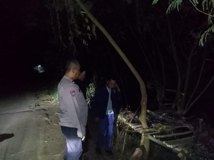 Detik-detik Warga Kemiri Gerebek Gubuk Obat Keras, Terduga Pengedar Kabur Cemplung Kali!
