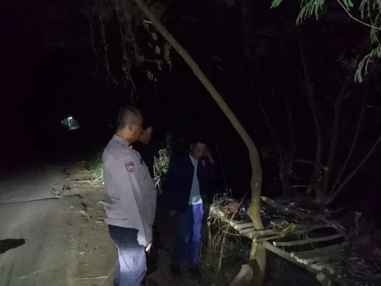 Detik-detik Warga Kemiri Gerebek Gubuk Obat Keras, Terduga Pengedar Kabur Cemplung Kali!