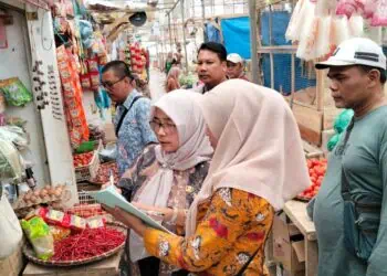 PANTAUAN - Tim Dinas Koperasi UMKM Perindustrian dan Perdagangan (Diskoumperindag) Kabupaten Serang, memantau harga kebutuhan sembako di pasar tradisional, Rabu (3/6/2026). (ISTIMEWA)